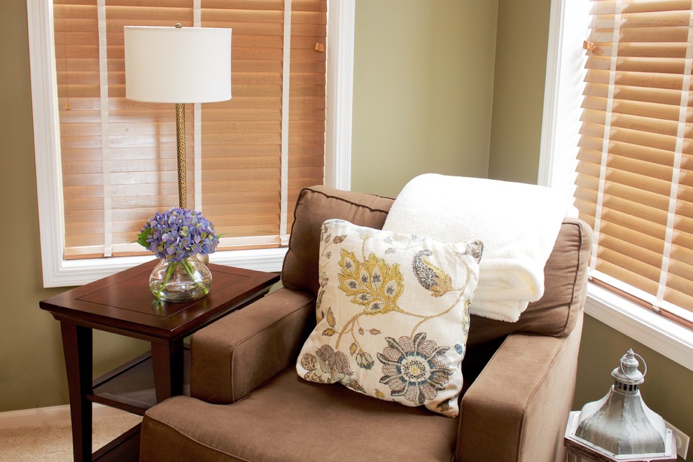 Источник вдохновения для домашнего уюта: двухуровневая гостиная комната среднего размера в классическом стиле с зелеными стенами и ковровым покрытием без камина, телевизора