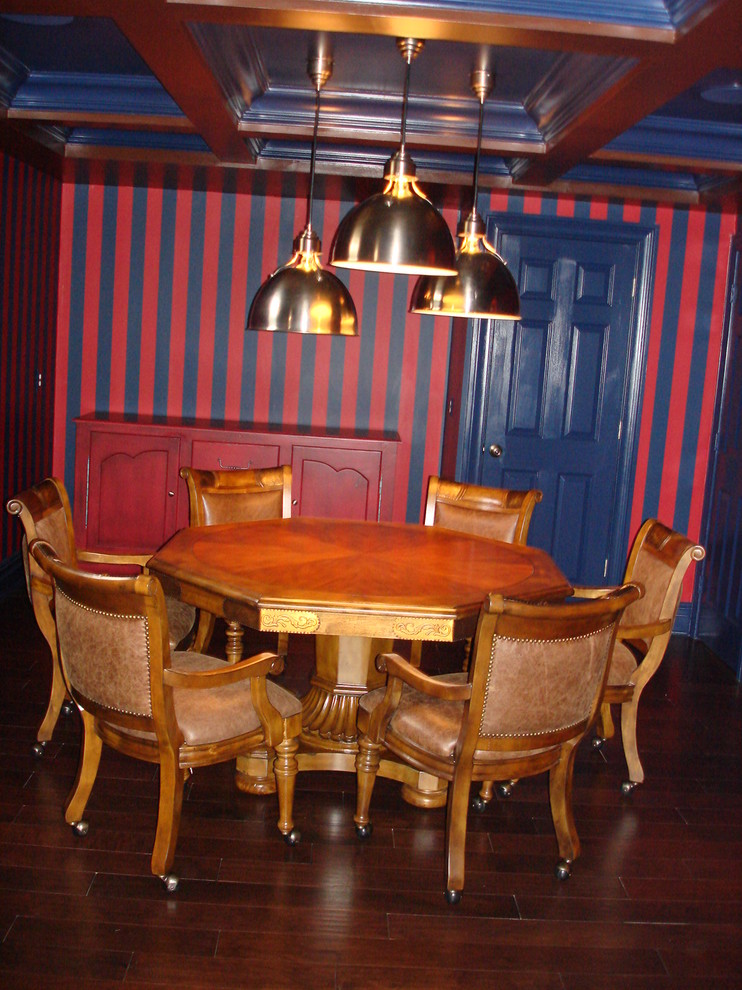 Imagen de comedor clásico grande con paredes azules y suelo de madera en tonos medios