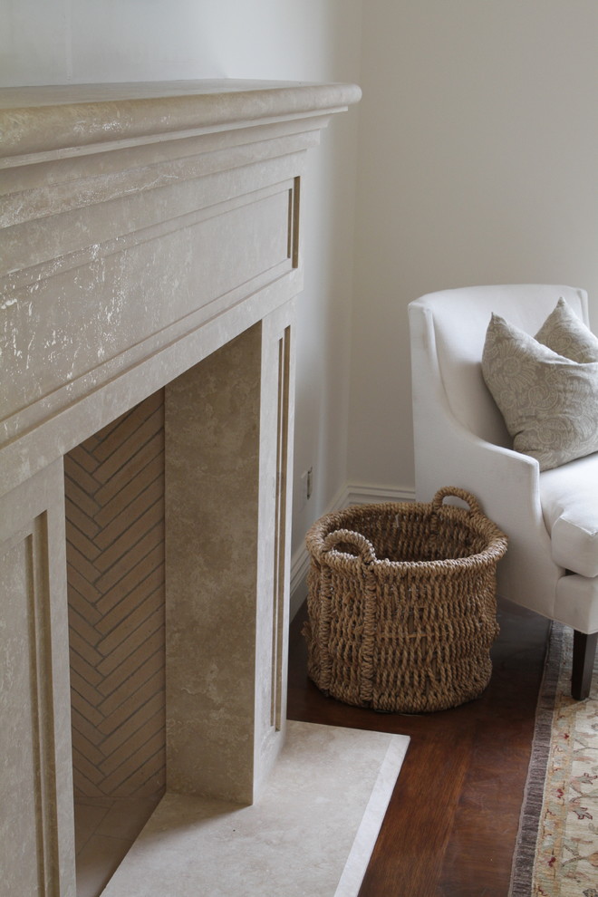 Modelo de sala de estar abierta tradicional pequeña con paredes blancas, suelo de madera en tonos medios, todas las chimeneas, marco de chimenea de piedra y televisor colgado en la pared