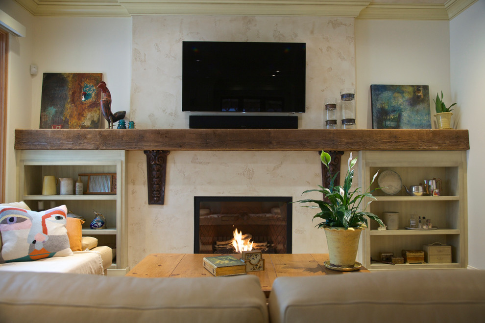 Offenes Rustikales Wohnzimmer mit braunem Holzboden, Kamin, verputzter Kaminumrandung, TV-Wand und weißer Wandfarbe in Vancouver