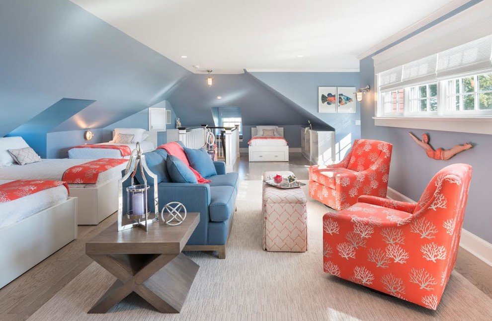 Идея дизайна: двухуровневая гостиная комната среднего размера в морском стиле с синими стенами и паркетным полом среднего тона
