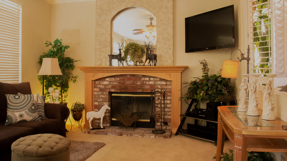 Diseño de sala de estar cerrada pequeña con paredes beige, moqueta, todas las chimeneas, marco de chimenea de madera, televisor colgado en la pared y suelo marrón