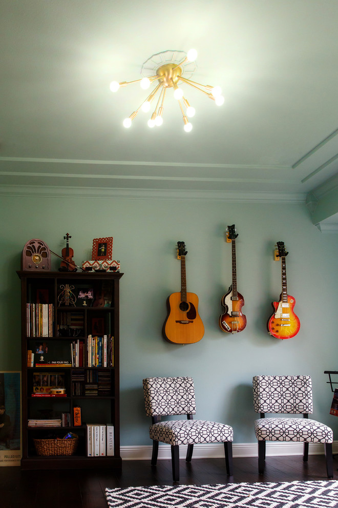 Immagine di un soggiorno classico con pareti blu, parquet scuro, pavimento marrone e sala della musica