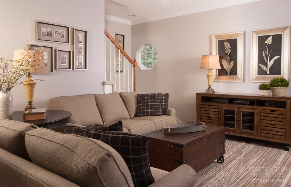 Пример оригинального дизайна: изолированная гостиная комната среднего размера в стиле кантри с серыми стенами, ковровым покрытием и серым полом без камина, телевизора