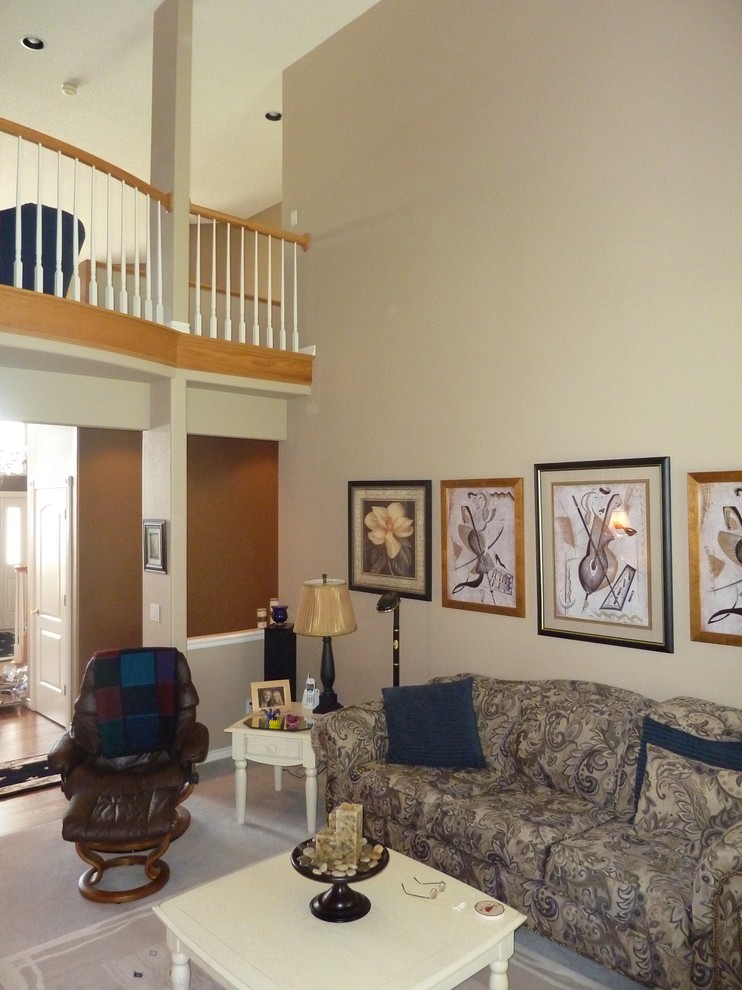 Exemple d'une grande salle de séjour victorienne ouverte avec un mur beige et moquette.