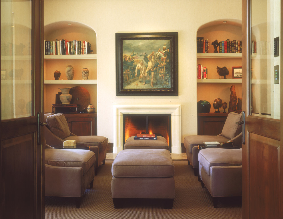 Klassisches Wohnzimmer mit beiger Wandfarbe und Kamin in San Diego