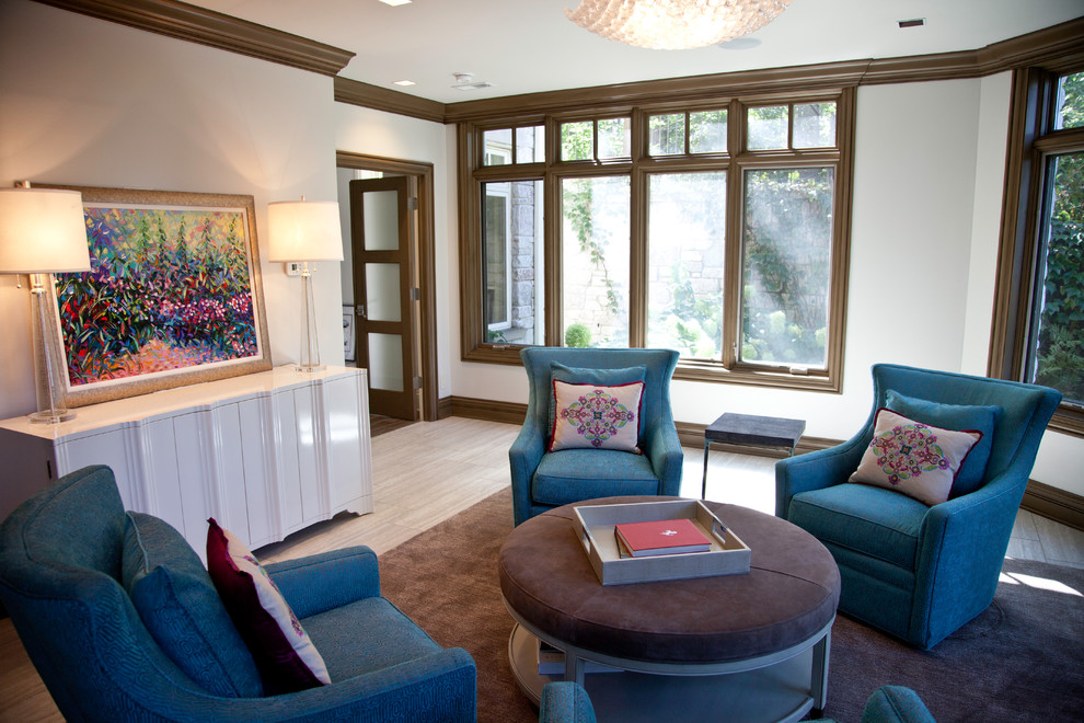 Ejemplo de sala de estar cerrada contemporánea de tamaño medio sin chimenea y televisor con paredes beige y suelo de madera clara
