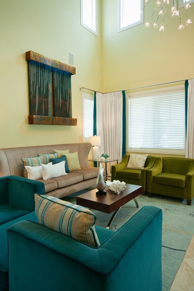 Пример оригинального дизайна: большая изолированная гостиная комната в современном стиле с желтыми стенами и полом из керамической плитки без камина, телевизора