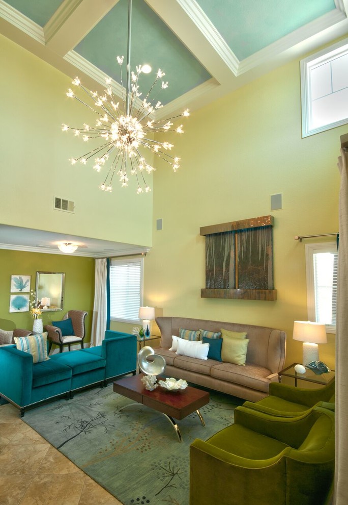 Großes, Fernseherloses, Abgetrenntes Modernes Wohnzimmer ohne Kamin mit gelber Wandfarbe und Keramikboden in San Diego