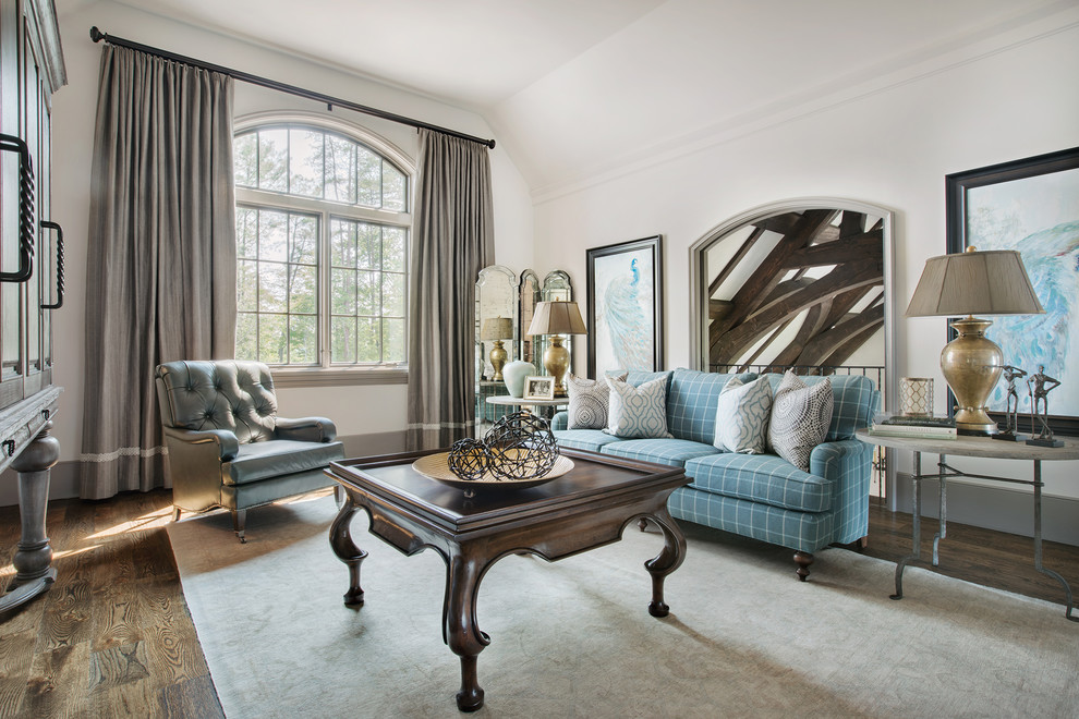 Ejemplo de sala de estar clásica sin chimenea con paredes blancas, suelo de madera oscura y suelo marrón