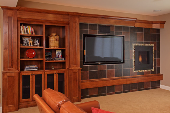 Cette image montre une grande salle de séjour traditionnelle ouverte avec salle de jeu, un mur beige, moquette, une cheminée standard, un manteau de cheminée en pierre et un téléviseur encastré.