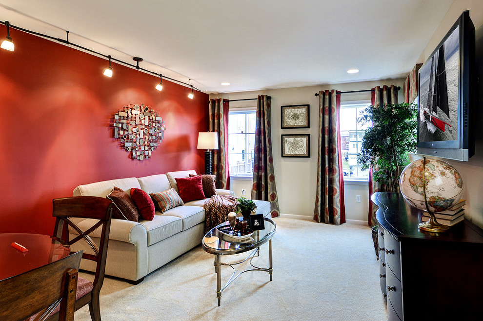 Esempio di un piccolo soggiorno chic con sala giochi, pareti rosse, moquette e TV a parete