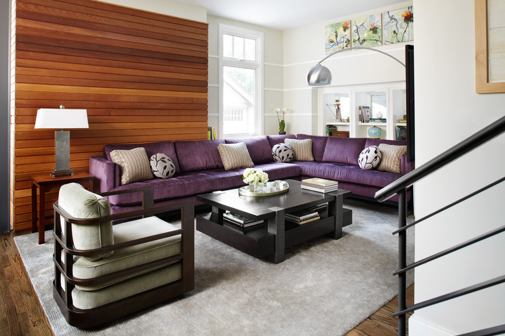 Imagen de sala de estar actual con suelo de madera en tonos medios