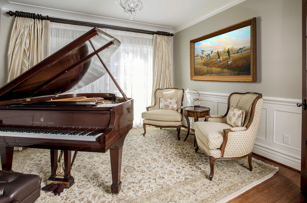 Imagen de sala de estar con rincón musical tradicional con paredes grises, suelo de madera en tonos medios y suelo marrón