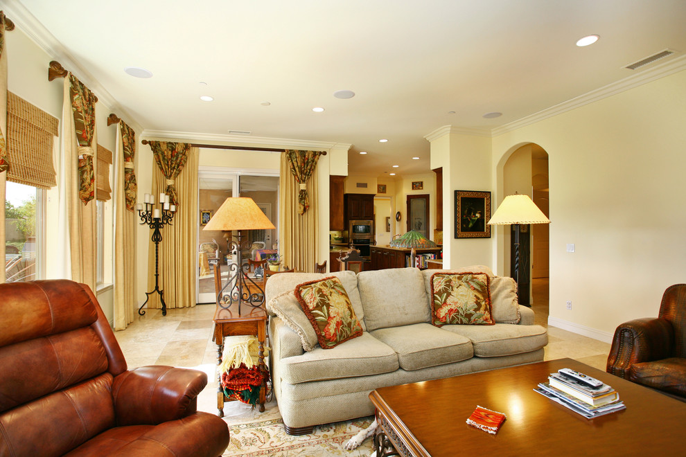 Diseño de sala de estar abierta clásica de tamaño medio con paredes amarillas, suelo de mármol, chimenea de esquina, marco de chimenea de piedra y pared multimedia