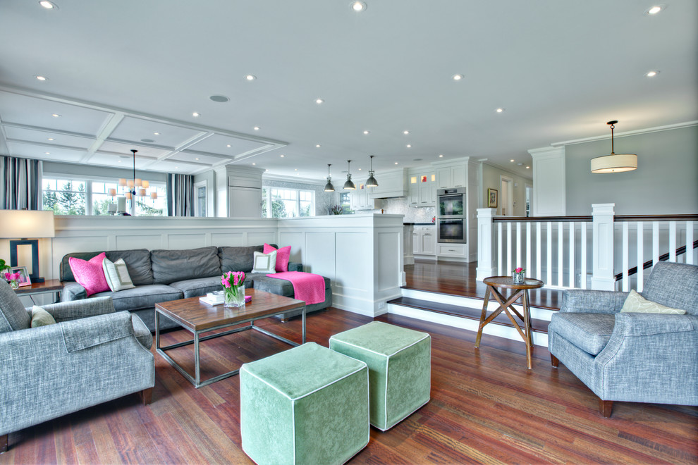 Offenes Modernes Wohnzimmer mit grauer Wandfarbe und dunklem Holzboden in Calgary