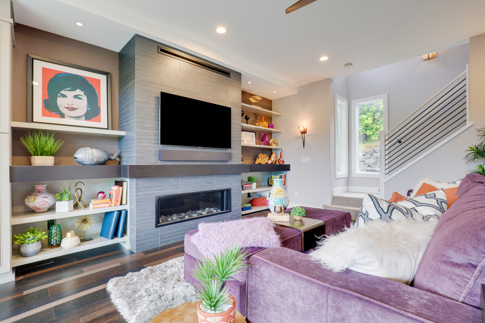 На фото: изолированная гостиная комната среднего размера в современном стиле с разноцветными стенами, темным паркетным полом, горизонтальным камином, фасадом камина из плитки, телевизором на стене и коричневым полом