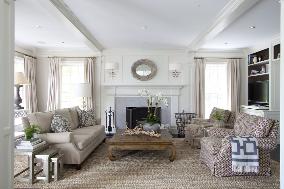 Diseño de sala de estar abierta clásica con paredes blancas, todas las chimeneas y pared multimedia