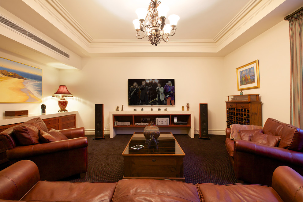 Cette image montre une salle de séjour traditionnelle fermée avec une salle de musique, un mur beige, moquette et un téléviseur fixé au mur.