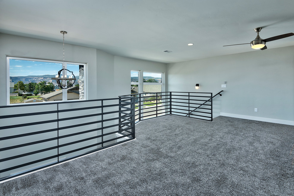 Immagine di un grande soggiorno design stile loft con sala giochi, pareti grigie, moquette, nessuna TV e pavimento grigio