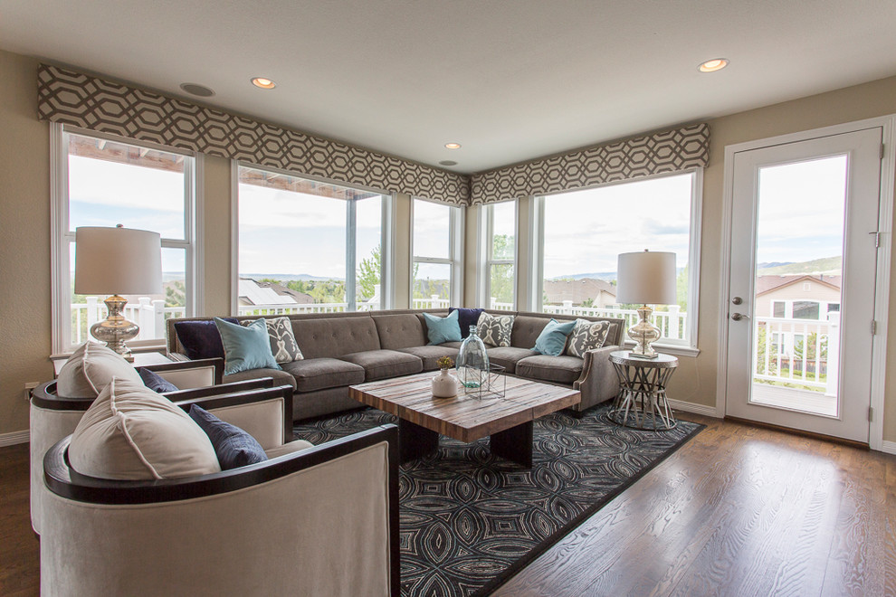 Immagine di un grande soggiorno classico aperto con pareti beige, parquet scuro, TV a parete e pavimento marrone