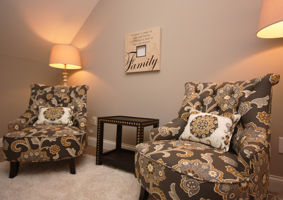 Imagen de sala de estar con biblioteca tipo loft tradicional renovada con paredes grises y moqueta