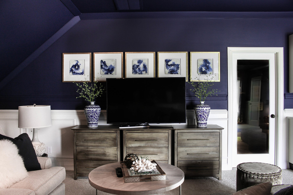 Foto di un soggiorno chic di medie dimensioni e aperto con angolo bar, pareti blu, moquette, nessun camino, TV autoportante e pavimento beige