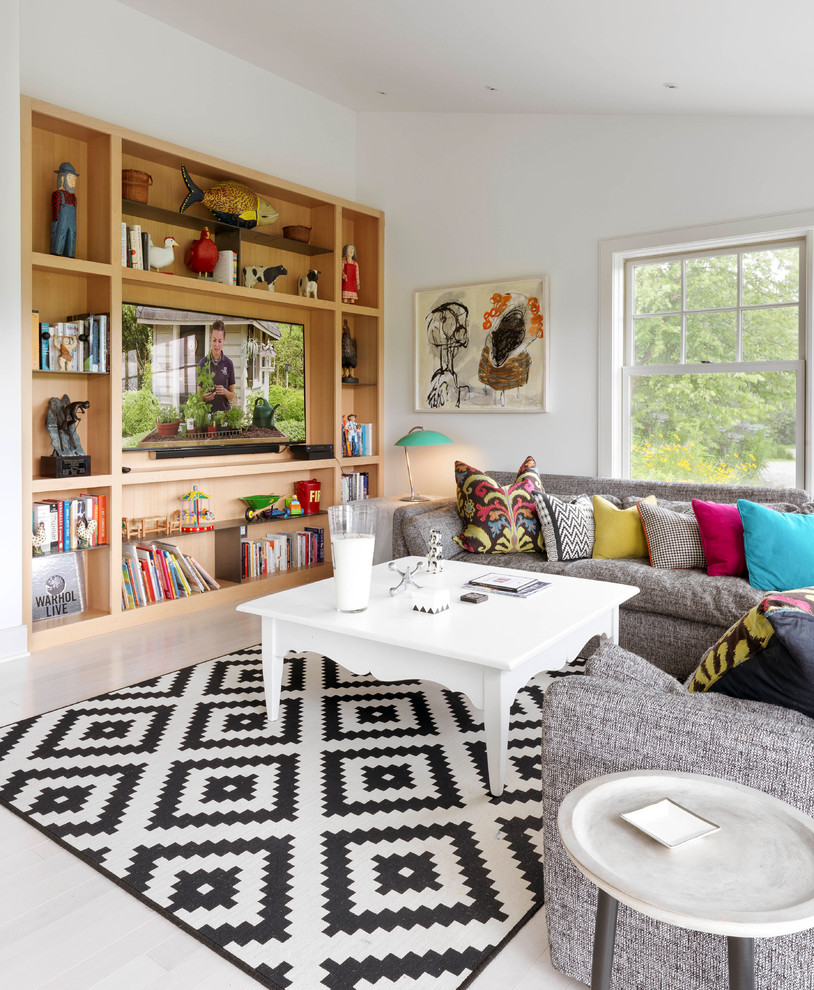 Stilmix Wohnzimmer mit weißer Wandfarbe, gebeiztem Holzboden und weißem Boden in Burlington