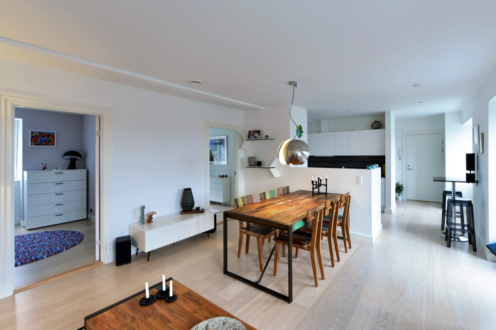 Exemple d'une salle de séjour moderne ouverte avec parquet clair et un sol beige.