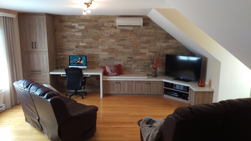 Esempio di un soggiorno tradizionale di medie dimensioni con pareti beige, parquet chiaro e porta TV ad angolo