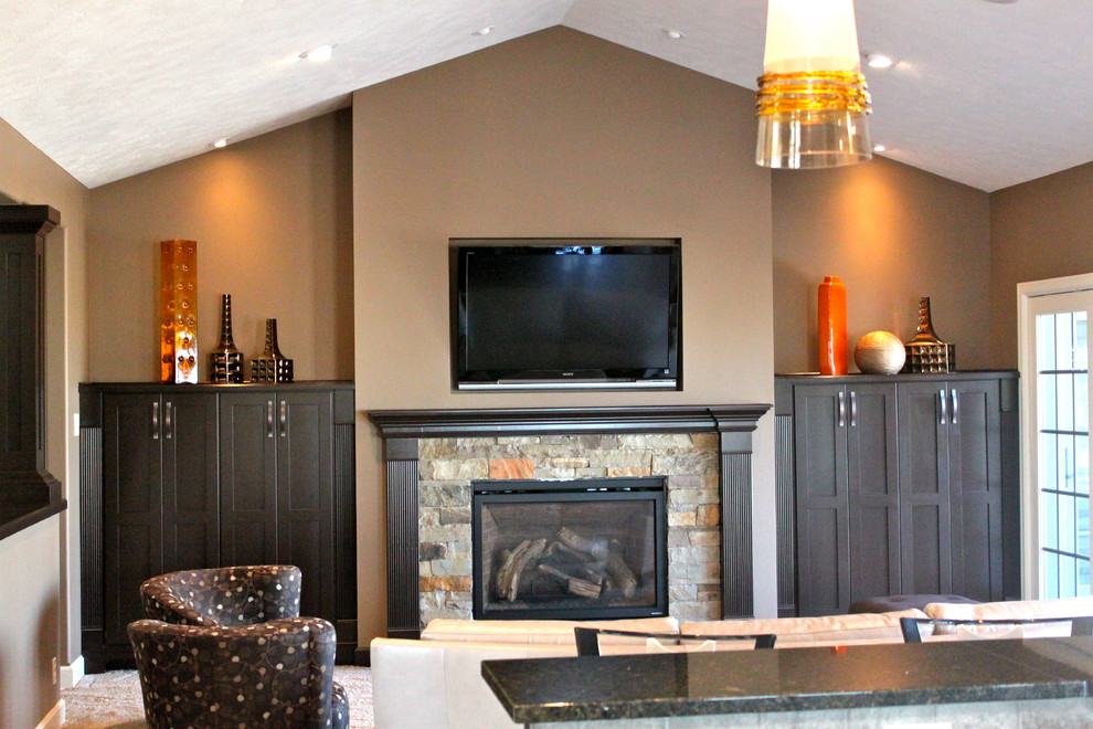 Foto de sala de estar abierta tradicional renovada de tamaño medio con paredes marrones, moqueta, todas las chimeneas, marco de chimenea de piedra y televisor colgado en la pared