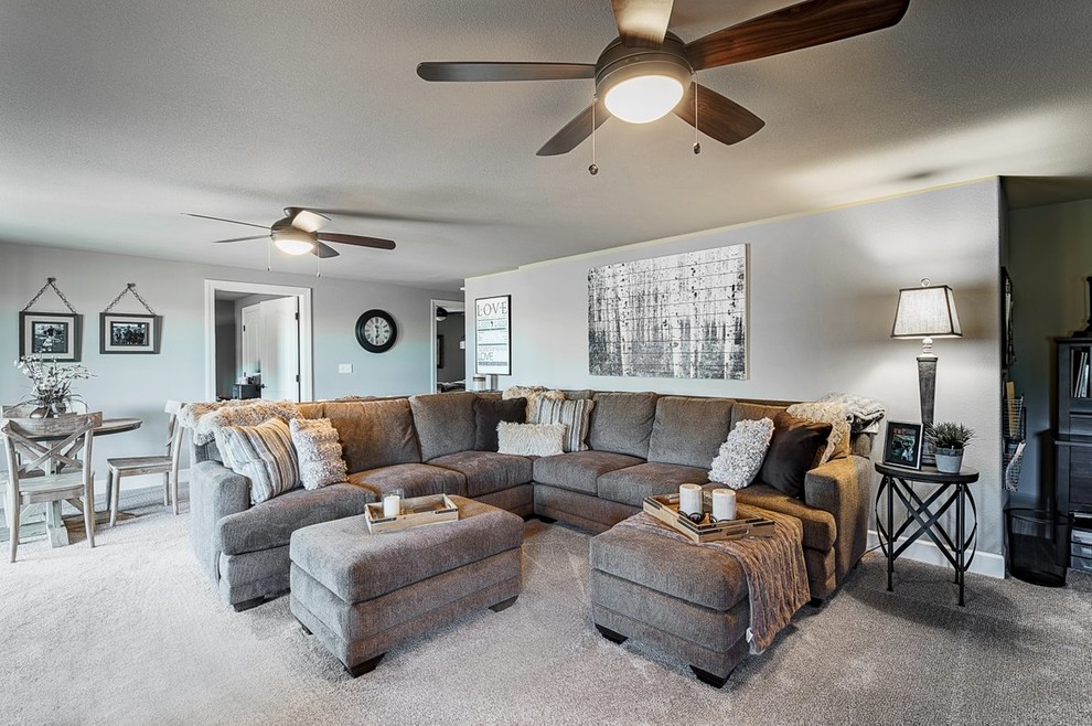 Modelo de sala de estar abierta clásica renovada de tamaño medio sin chimenea con paredes grises, moqueta, televisor colgado en la pared y suelo gris