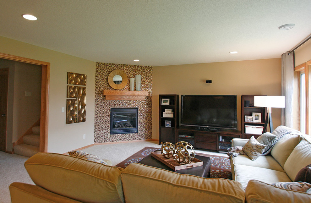 Esempio di un grande soggiorno chic aperto con pareti beige, moquette, camino ad angolo, cornice del camino piastrellata e TV autoportante