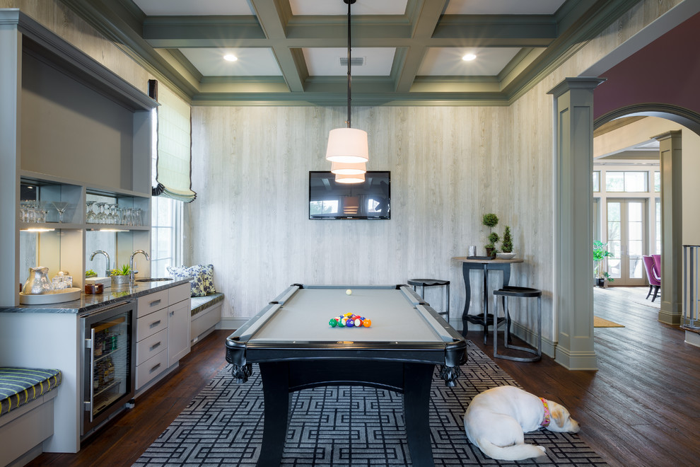 Mittelgroßes, Abgetrenntes Klassisches Wohnzimmer ohne Kamin mit grauer Wandfarbe, dunklem Holzboden, TV-Wand und braunem Boden in Tampa