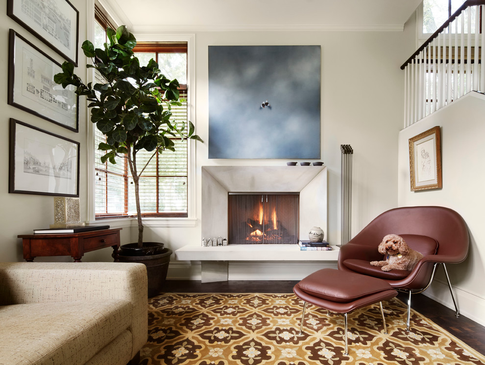 Klassisches Wohnzimmer mit dunklem Holzboden und Kamin in Chicago