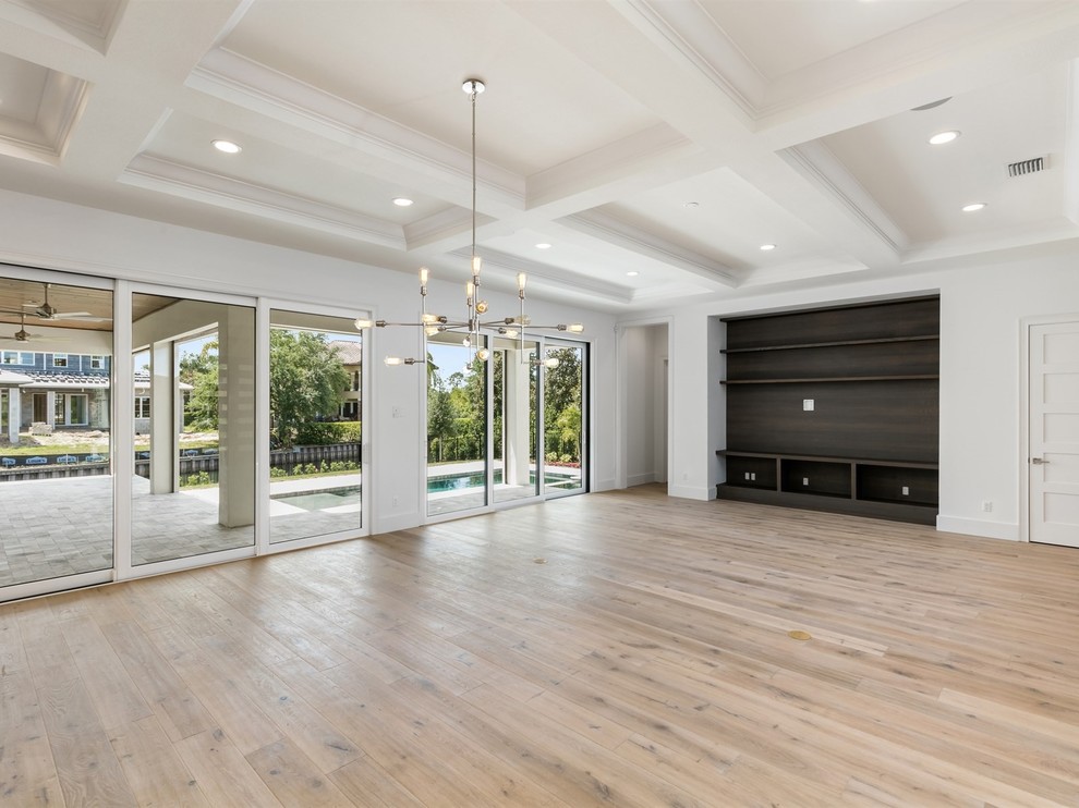 Großes, Offenes Klassisches Wohnzimmer ohne Kamin mit weißer Wandfarbe, braunem Holzboden und braunem Boden in Orlando