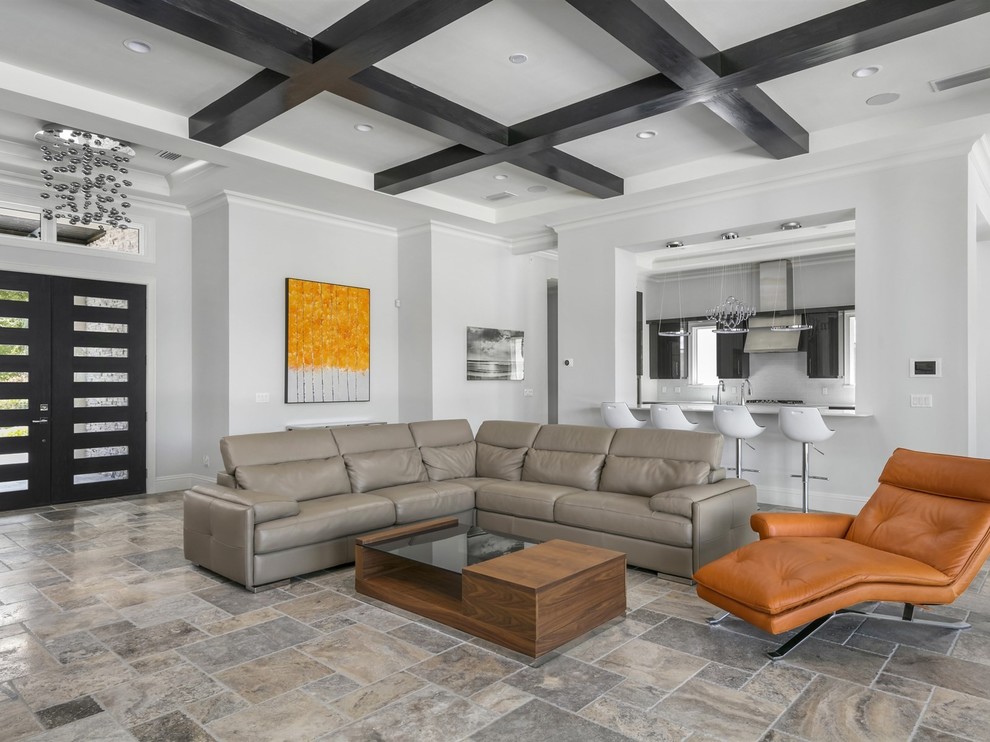 Großes, Offenes Modernes Wohnzimmer mit grauer Wandfarbe, Travertin, Gaskamin, Kaminumrandung aus Stein, TV-Wand und grauem Boden in Orlando