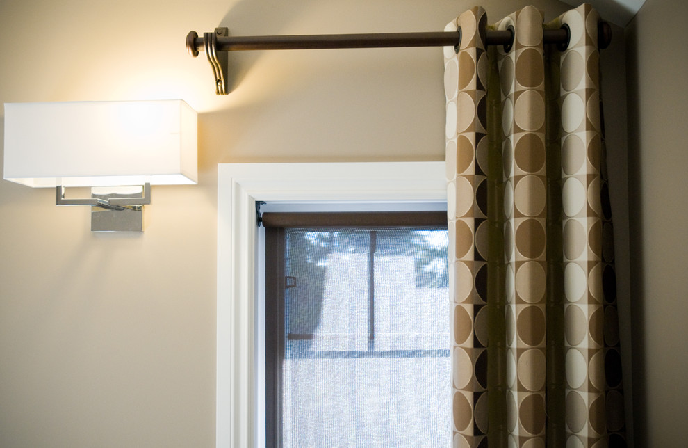 Пример оригинального дизайна: гостиная комната в стиле неоклассика (современная классика) с коричневыми стенами и ковровым покрытием