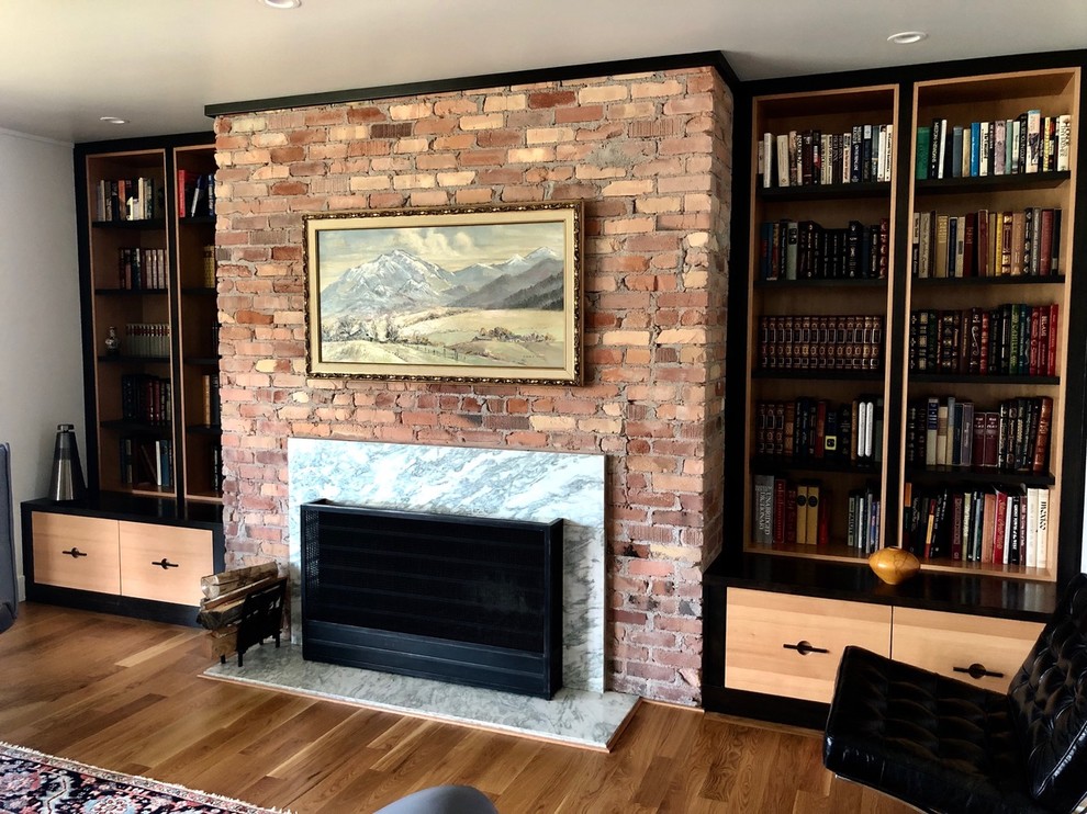 Ejemplo de sala de estar cerrada clásica renovada grande con paredes blancas, suelo de madera en tonos medios, todas las chimeneas, marco de chimenea de baldosas y/o azulejos y suelo marrón