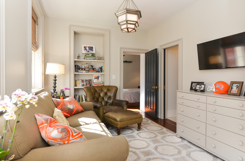 Идея дизайна: изолированная гостиная комната в стиле неоклассика (современная классика) с белыми стенами, паркетным полом среднего тона и телевизором на стене без камина