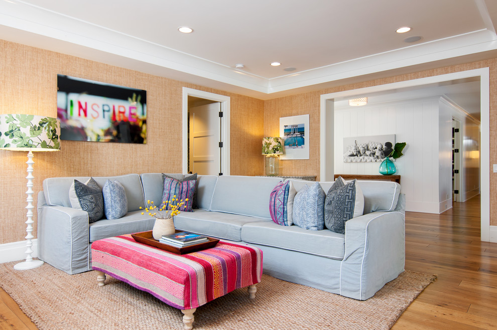 Foto de sala de estar abierta clásica renovada sin chimenea con suelo de madera en tonos medios