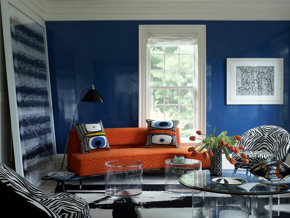 Пример оригинального дизайна: гостиная комната в стиле неоклассика (современная классика) с синими стенами без камина