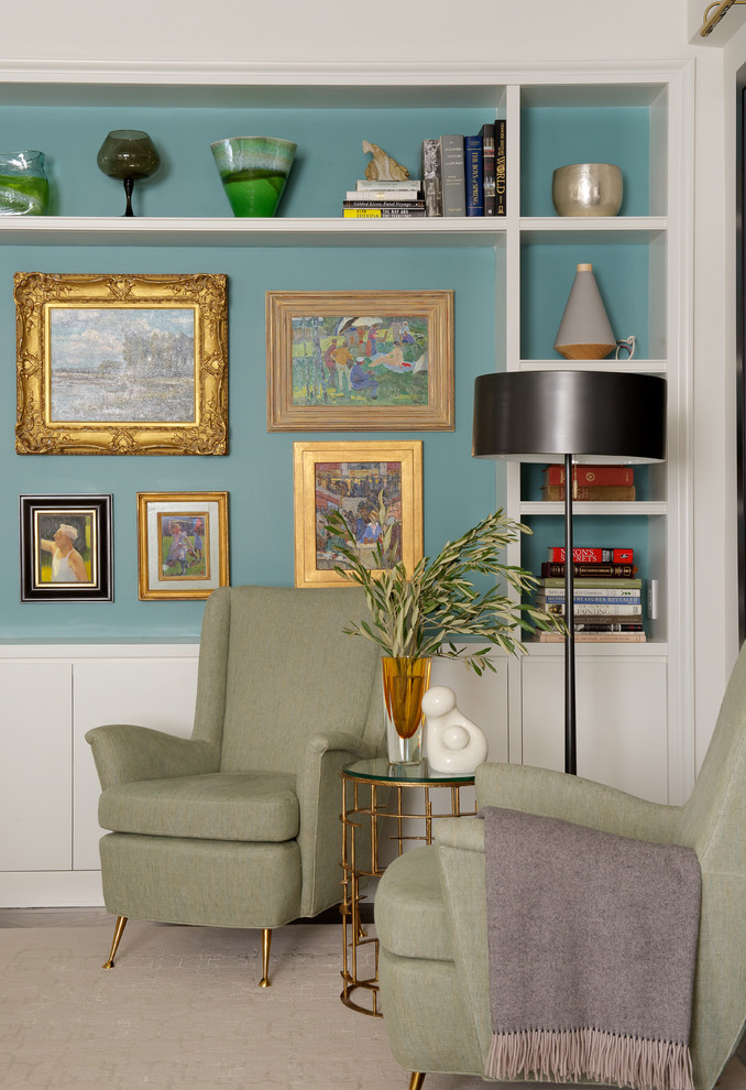 Стильный дизайн: гостиная комната в стиле неоклассика (современная классика) с с книжными шкафами и полками и синими стенами - последний тренд