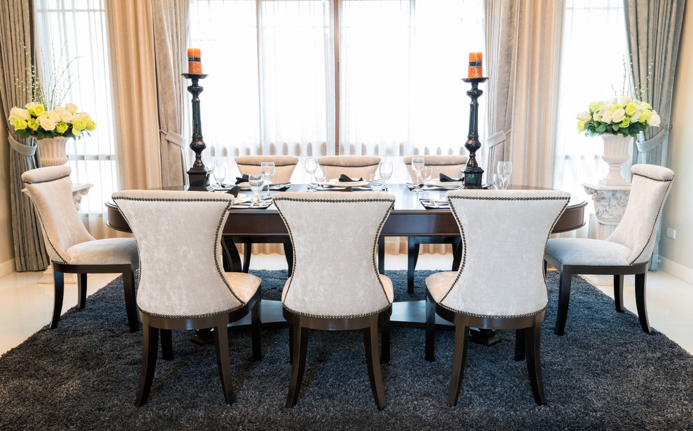 Esempio di una sala da pranzo aperta verso il soggiorno tradizionale di medie dimensioni con pareti beige, pavimento con piastrelle in ceramica e pavimento beige