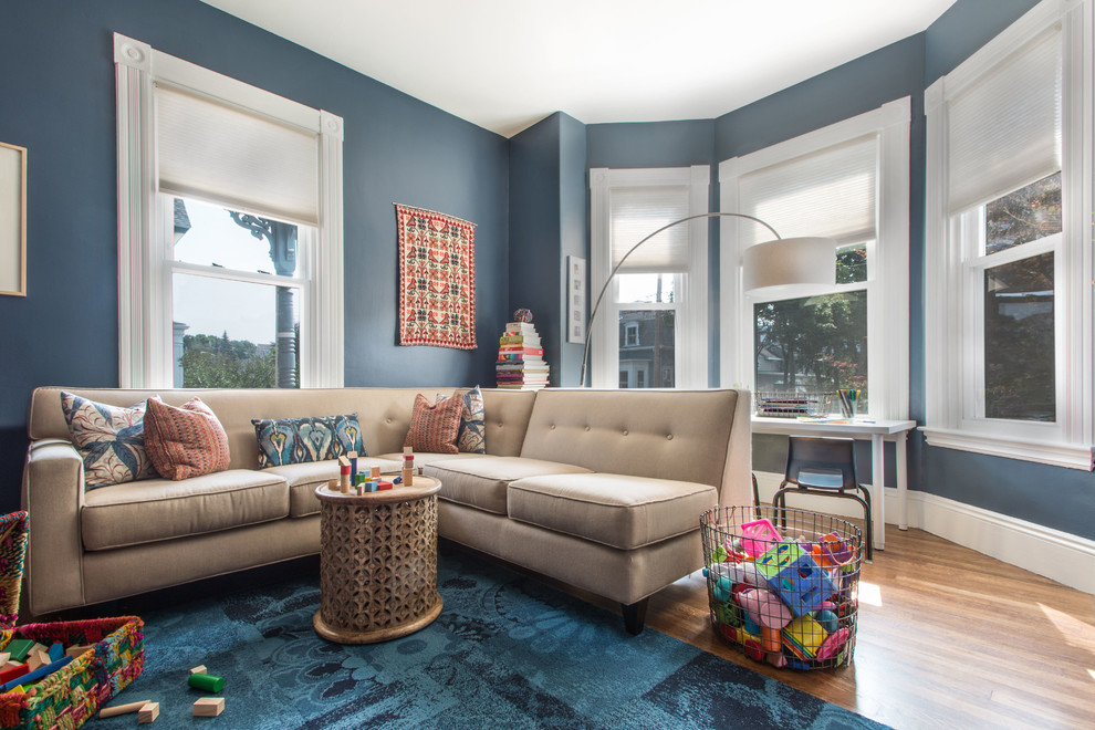Foto de sala de estar tradicional renovada pequeña con paredes azules, suelo de madera en tonos medios y suelo beige