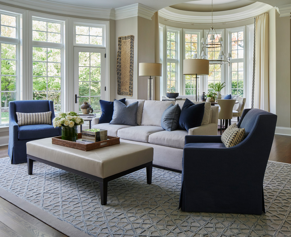 Imagen de sala de estar abierta clásica renovada de tamaño medio sin televisor con paredes beige, suelo marrón, suelo de madera oscura y alfombra