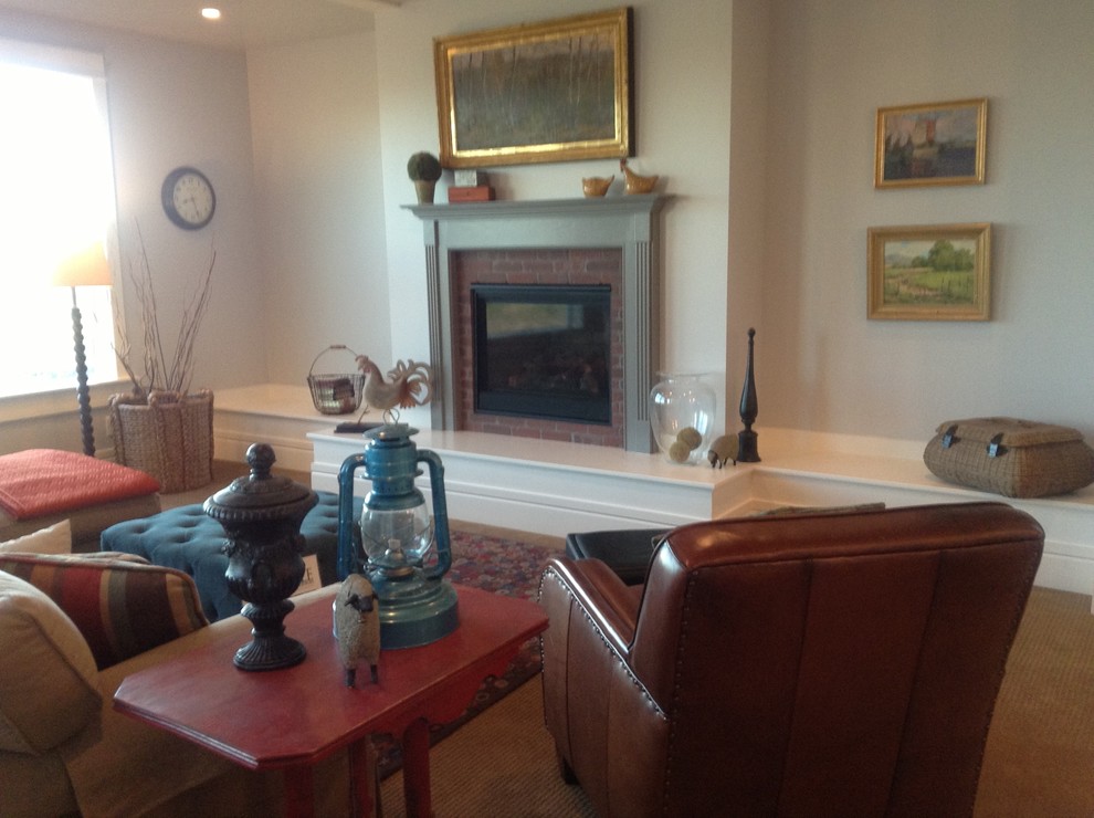 Ejemplo de sala de estar abierta tradicional renovada de tamaño medio con paredes grises, moqueta, todas las chimeneas, marco de chimenea de ladrillo y televisor retractable