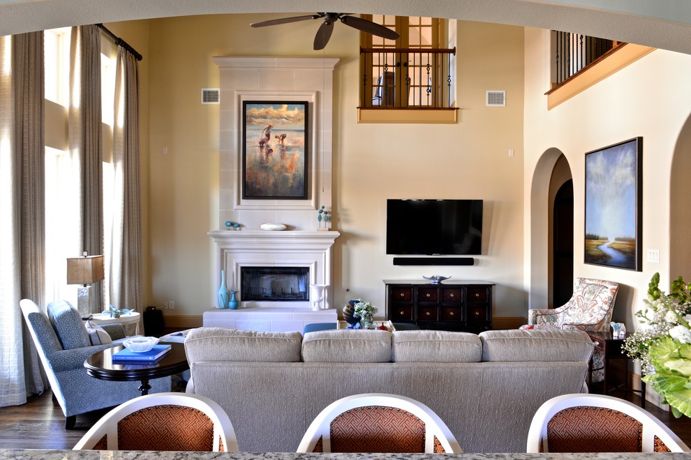 Стильный дизайн: открытая гостиная комната среднего размера в классическом стиле с желтыми стенами, темным паркетным полом, стандартным камином и телевизором на стене - последний тренд