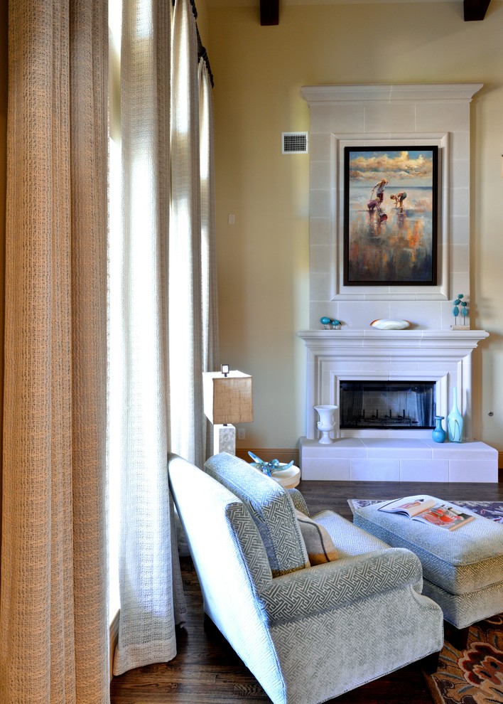 Aménagement d'une petite salle de séjour classique ouverte avec un mur beige, parquet foncé, une cheminée standard et un manteau de cheminée en pierre.