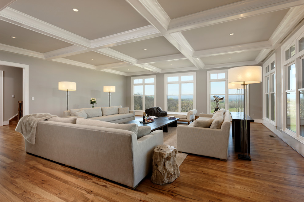 Idee per un grande soggiorno classico chiuso con pareti grigie, pavimento in legno massello medio e pavimento marrone
